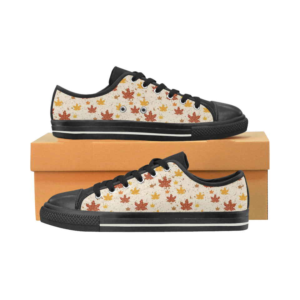 Red and Orange Maple Leaves Pattern Men's Low Top Canvas Shoes Black