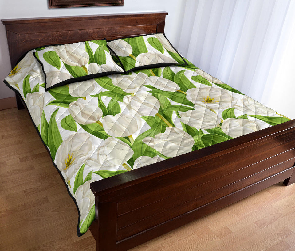 White Tulip Pattern Quilt Bed Set